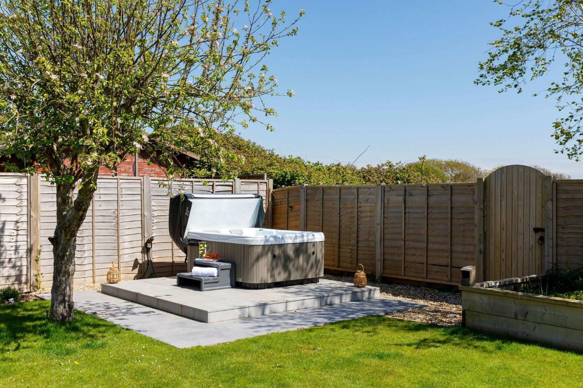 Spacious Home For 8 In Witterings - Walk To Beach East Wittering Exterior photo